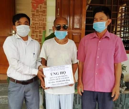 Cụ Nguyễn Chưởng rút 10 triệu đồng tiền tiết kiệm để ủng hộ Quỹ Vaccine chống Covid-19.