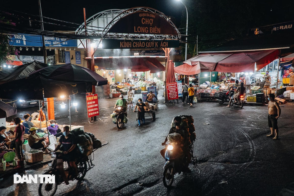 Mặc dù xuất hiện ca dương tính trong chợ Long Biên, nhưng dường như mọi hoạt động buôn bán tại đây vẫn diễn ra. Nguồn Dân Trí.