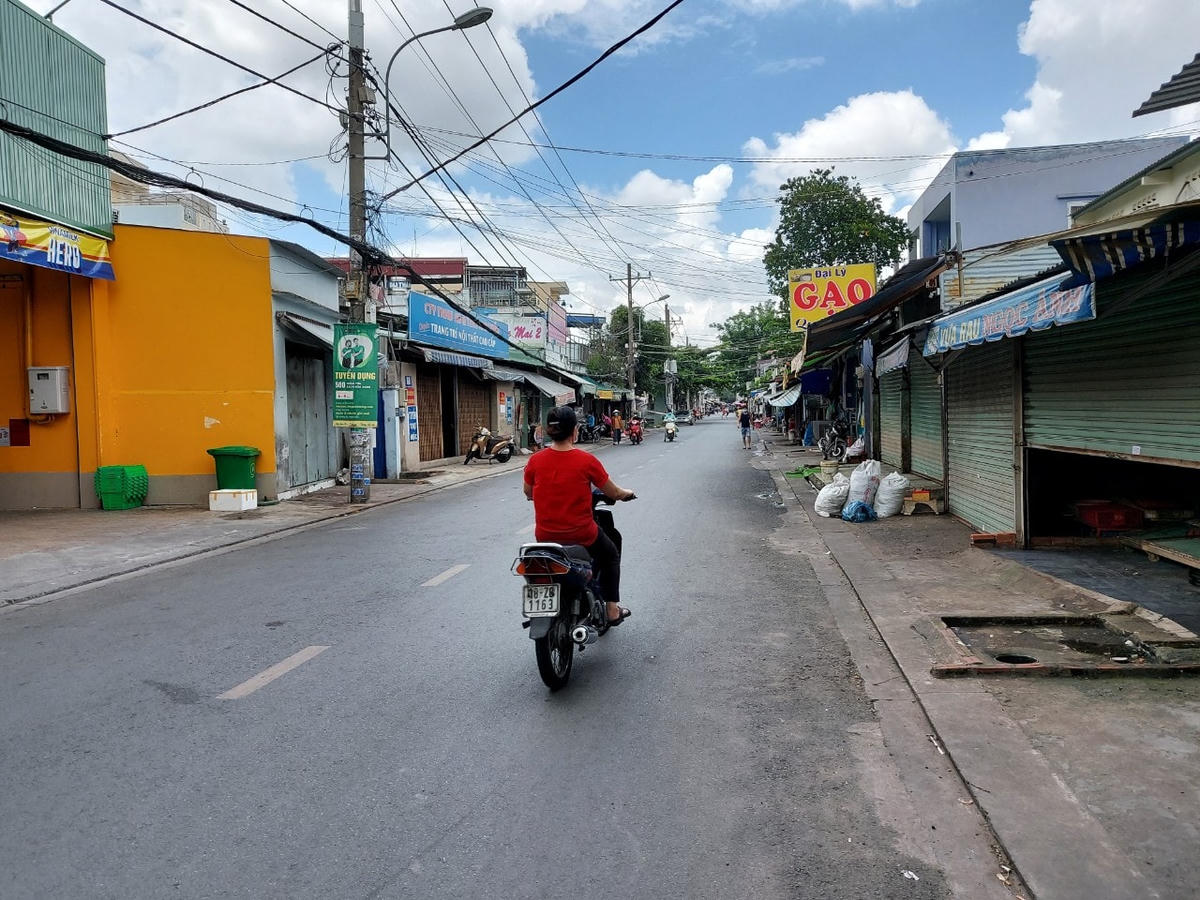 Chợ tự phát trên đường Đông Hưng Thuận 02 đã dừng hoạt động ảnh chụp trưa ngày 22/6. Ảnh: Trung Lĩnh.