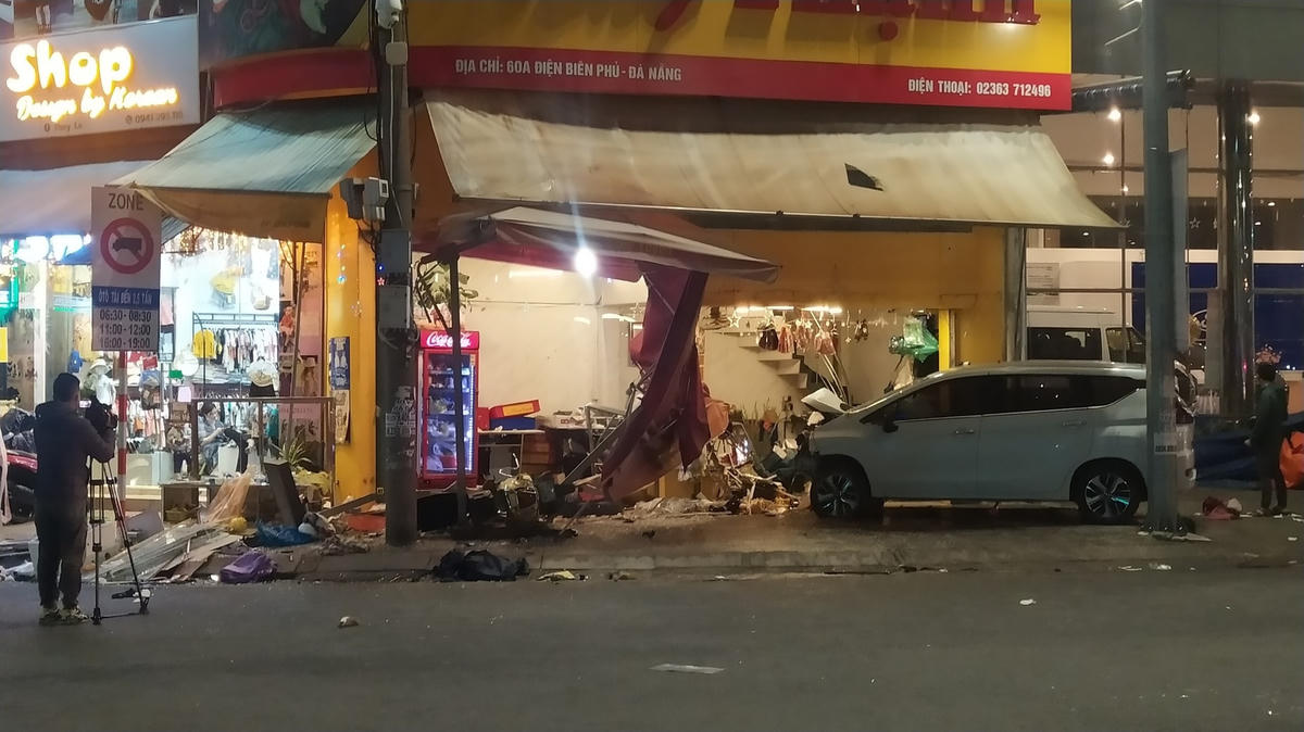 Hiện trường vụ tai nạn lúc 18h30 ngày 3/4. Ảnh: Công an phường Chính Gián cung cấp.