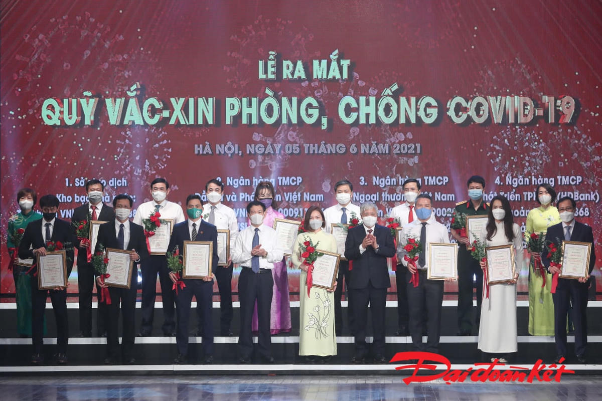  Ông Đỗ Văn Chiến, Bí thư Trung ương Đảng, Chủ tịch UBTƯ MTTQ Việt Nam trao chứng nhận và hoa cảm ơn các đơn vị, cá nhân tại buổi lễ.