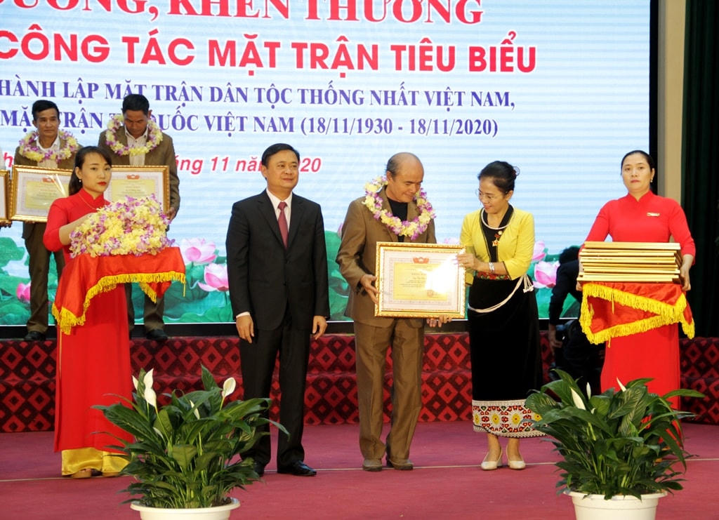Tặng Bằng khen cho 90 Trưởng ban CTMT tiêu biểu trong công tác Mặt trận