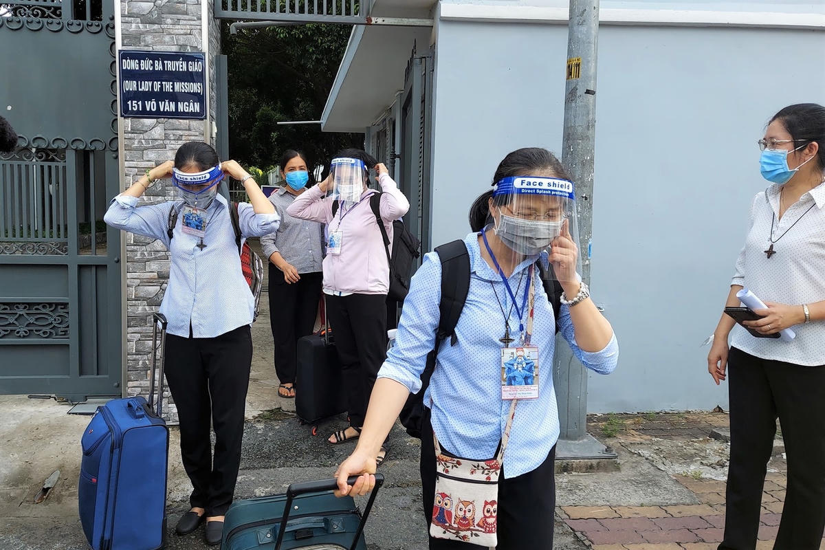 Các tu sĩ Công giáo lên đường tham gia chống dịch.