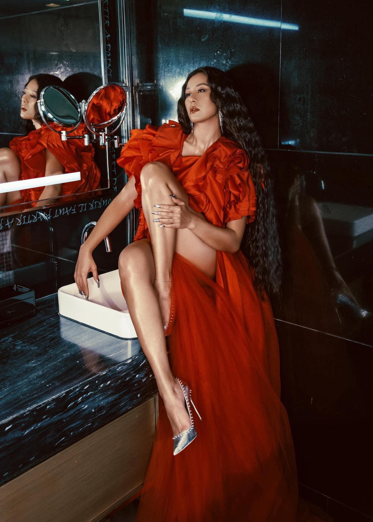 Nam Thư đầy bí ẩn, cuốn hút với bộ ảnh ém từ trước khi dịch bùng phát, giờ mới có cơ hội nhá hàng.