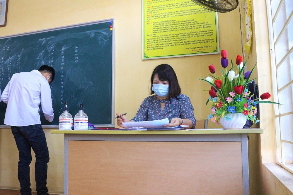 Cô và trò tỉnh Vĩnh Phúc “vừa kiếm con chữ, vừa đánh giặc dịch”. Ảnh: Hà Trang.