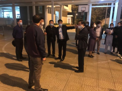 BCĐ phòng chống dịch Covid-19 triển khai các giải pháp cấp bách chống dịch rạng sáng 31/1 tại Trường Tiểu học Xuân Phương