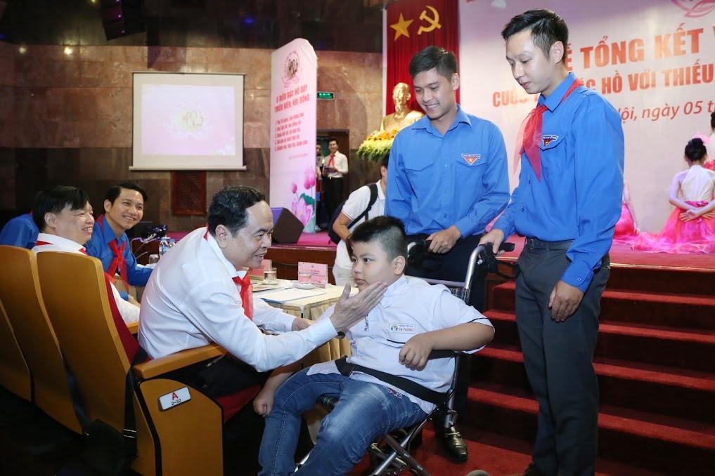 Chủ tịch Trần Thanh Mẫn chúc mừng thí sinh khuyết tật đạt giải cao trong cuộc thi.