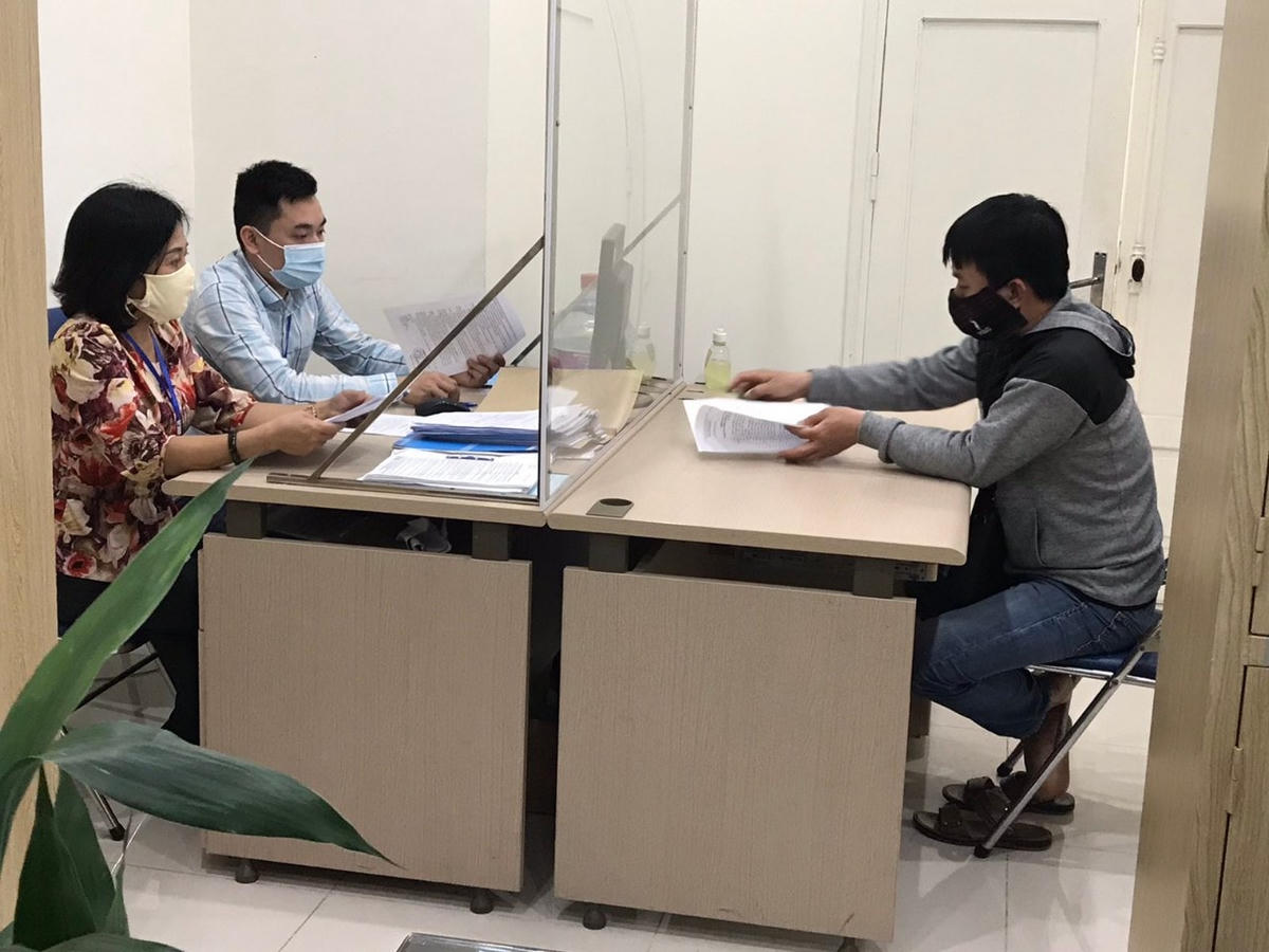 Thanh tra Sở TT&TT Hà Nội xử phạt hành chính các trường hợp vi phạm. Nguồn: Sở TT&TT Hà Nội.