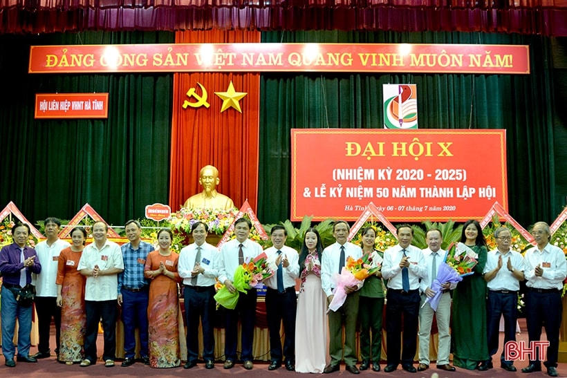 Phó Bí thư Thường trực Tỉnh ủy Hoàng Trung Dũng, Phó Chủ tịch Thường trực UBND tỉnh Đặng Quốc Vinh, Trưởng ban Tuyên giáo Tỉnh ủy Võ Hồng Hải tặng hoa chúc mừng BCH Hội Liên hiệp VHNT Hà Tĩnh, nhiệm kỳ 2020-2025.