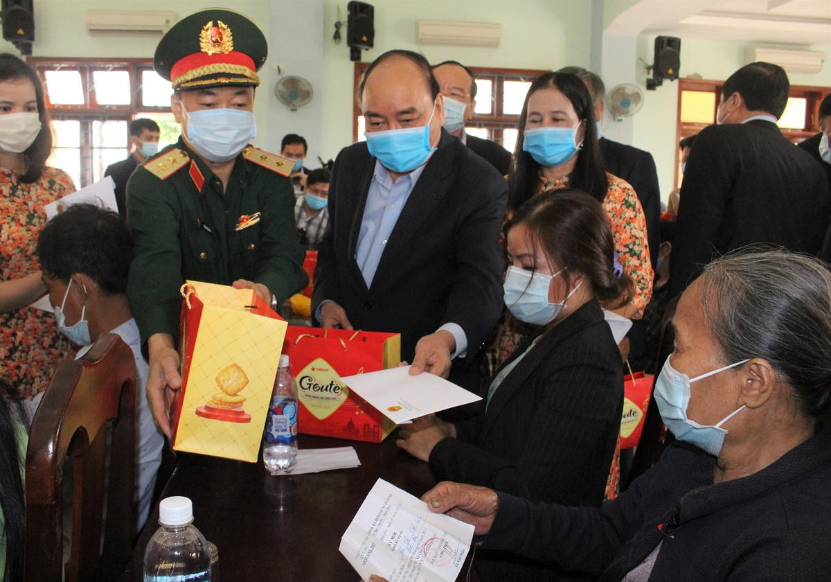 Thủ tướng Nguyễn Xuân Phúc tặng quà ở huyện Quế Sơn.
