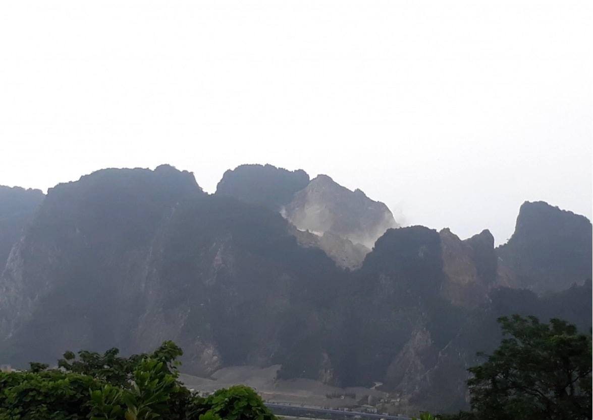 Mỏ đá của Công ty Cổ phần khai thác đá và sản xuất vật liệu xây dựng Cẩm Phả nơi xảy ra tai nạn khiến 2 người tử vong