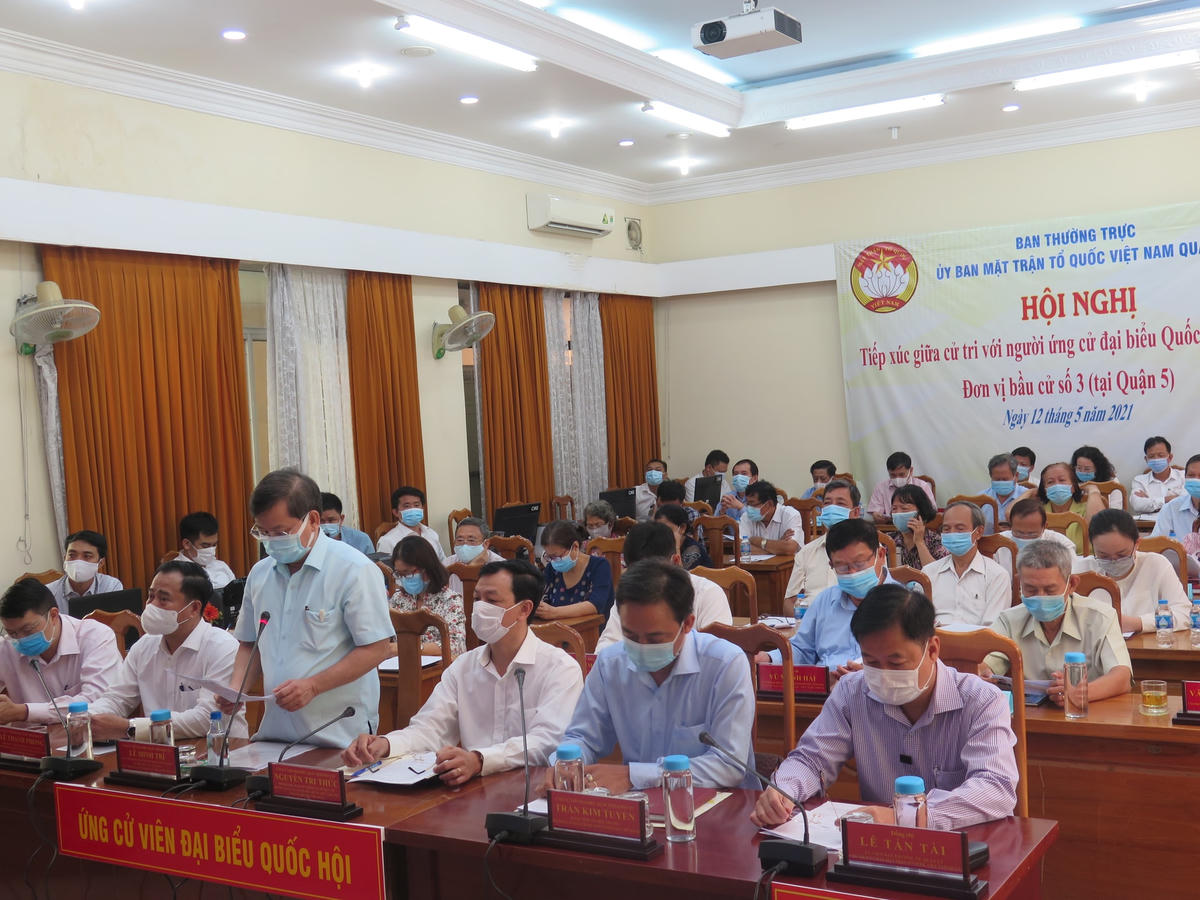 Quang cảnh buổi tiếp xúc của Đơn vị bầu cử số 3 tại quận 5, TP HCM.