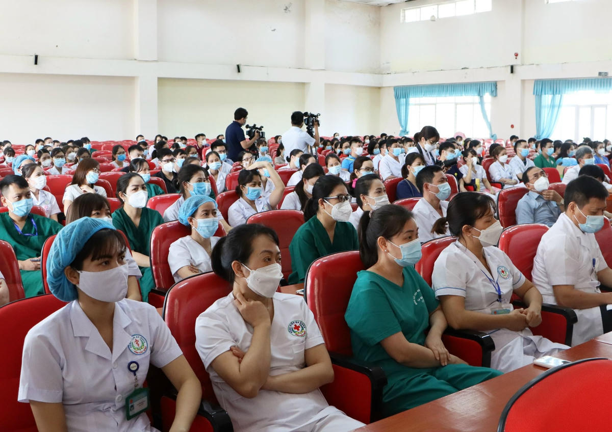 Nhân viên y tế của tỉnh Bắc Ninh trước giờ lên đường hỗ trợ Hà Nội.