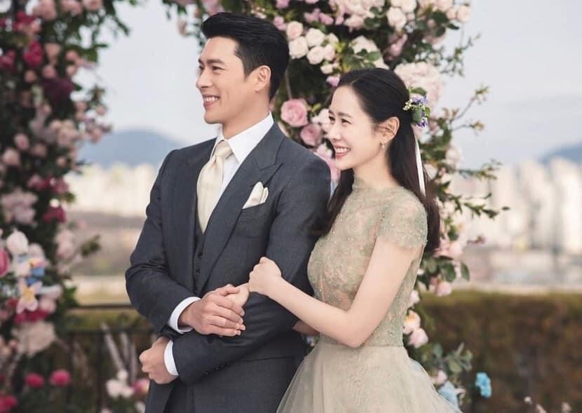 Khoảnh khắc ngọt ngào trong lễ cưới thế kỷ. 