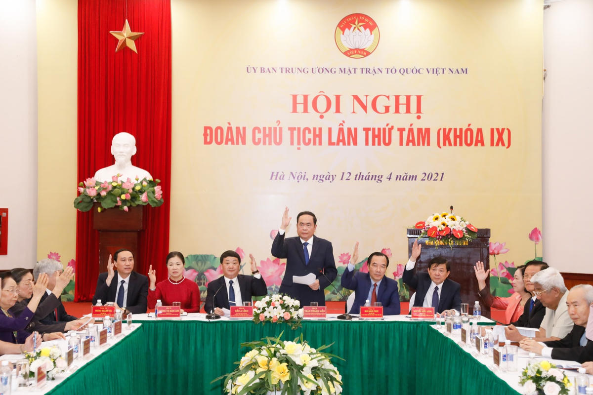 Đoàn Chủ tịch UBTƯ MTTQ Việt Nam biểu quyết thông qua Nghị quyết Hội nghị.