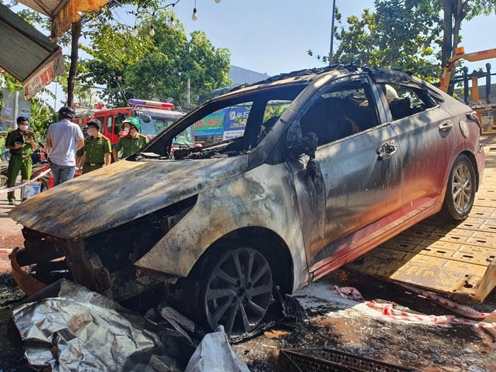 Xe ô tô của gia chủ ở tầng trệt bị cháy trơ khung.
