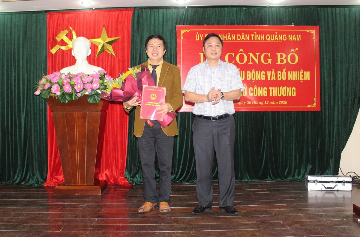 Ông Đặng Bá Dự (cầm hoa) nhận quyết định giữ chức Giám đốc Sở Công thương.