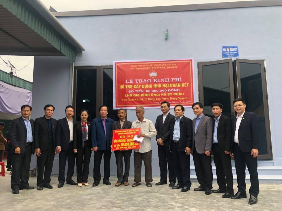 Trao nhà Đại đoàn kết cho gia đình ông Hồ Sỹ Châu trú tại xóm Kẻ Gia, xã Hưng Tây, huyện Hưng Nguyên.