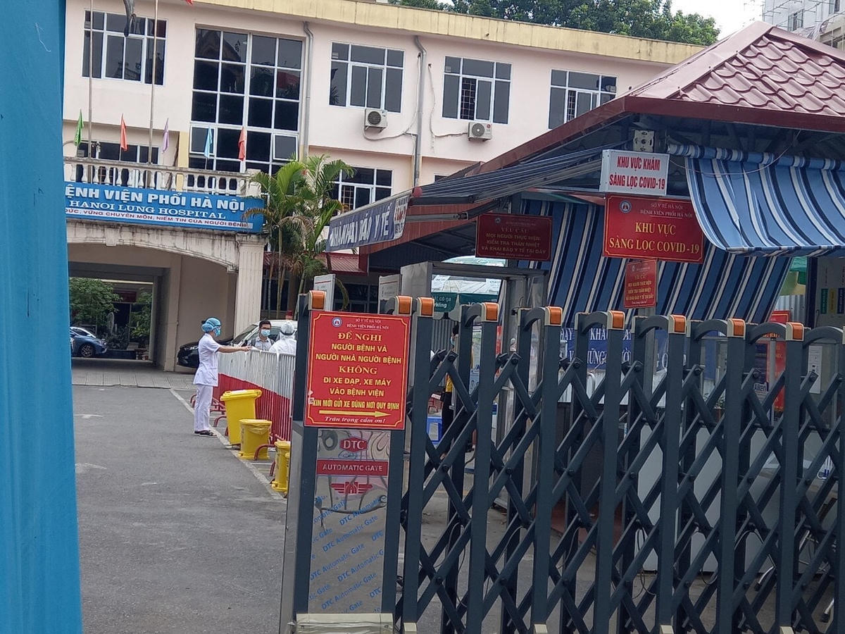 [ẢNH] Lập chốt kiểm soát tại cổng Bệnh viện Phổi Hà Nội