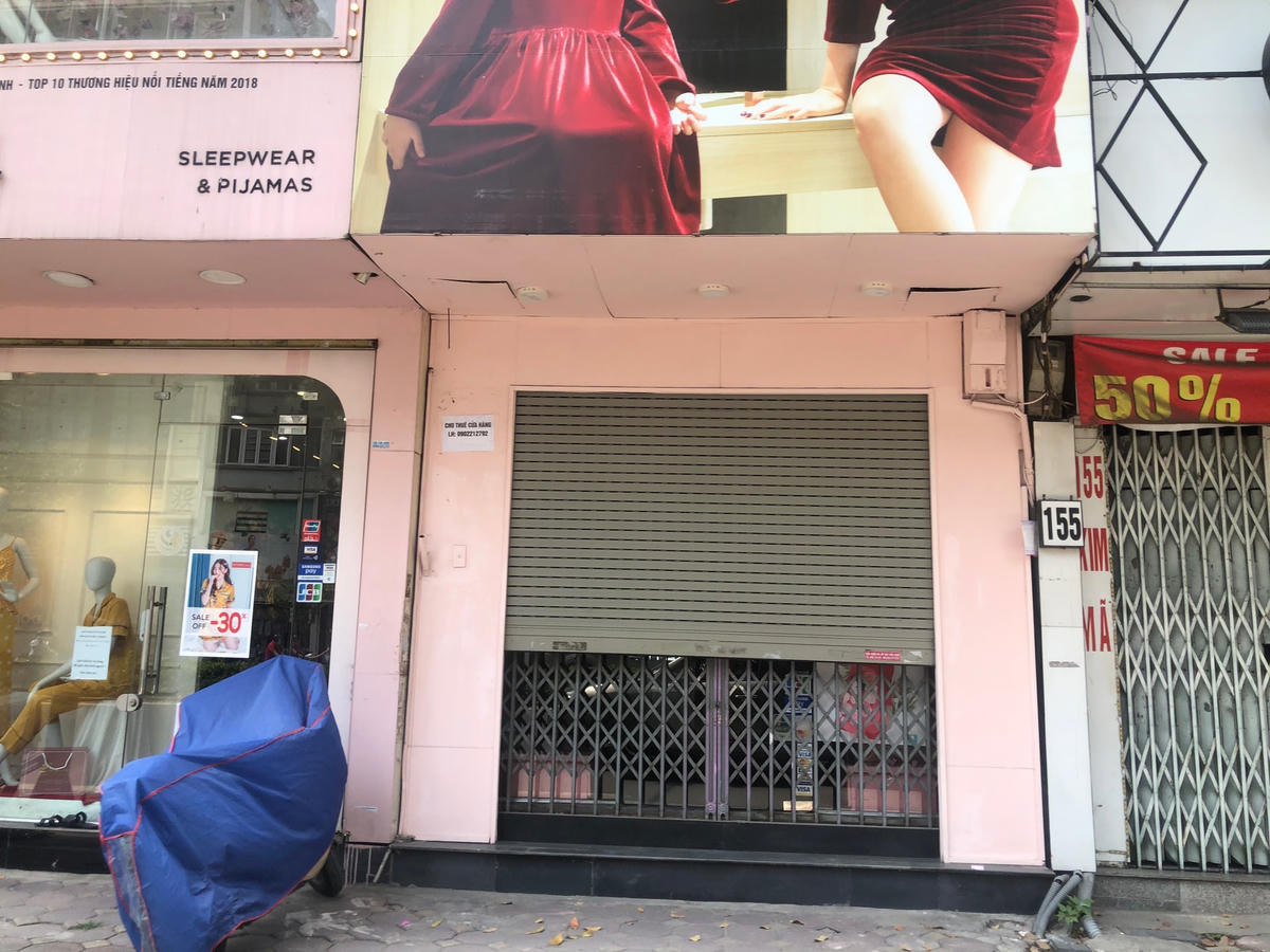 Chủ nhà để lửng cửa cho đỡ bí, và xem có ai gọi hỏi thuê thì trả lời cho tiện .