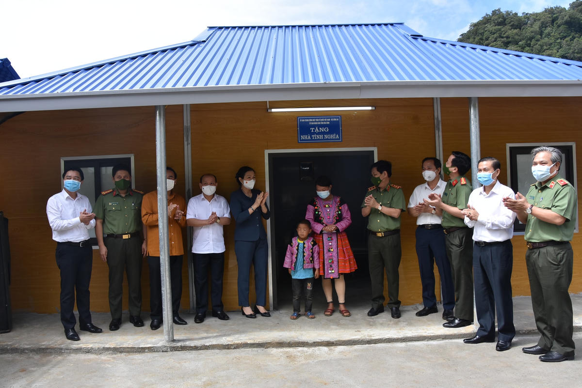 Phó Chủ tịch Trương Thị Ngọc Ánh cùng các đại biểu khánh thành ngôi nhà Tình nghĩa tại xã Hang Kia.