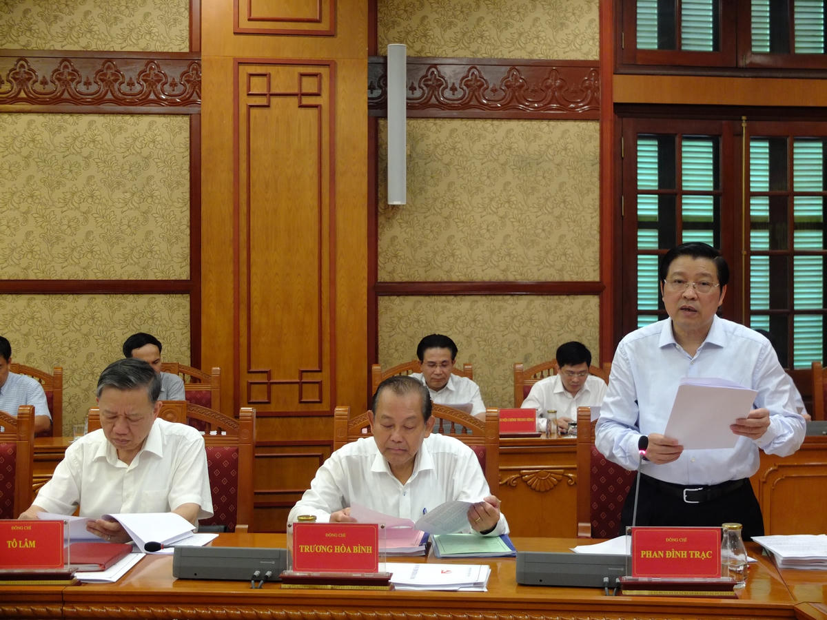Ông Phan Đình Trạc, Trưởng Ban Nội chính T.Ư, Phó trưởng Ban Chỉ đạo báo cáo tình hình công tác 6 tháng đầu năm.
