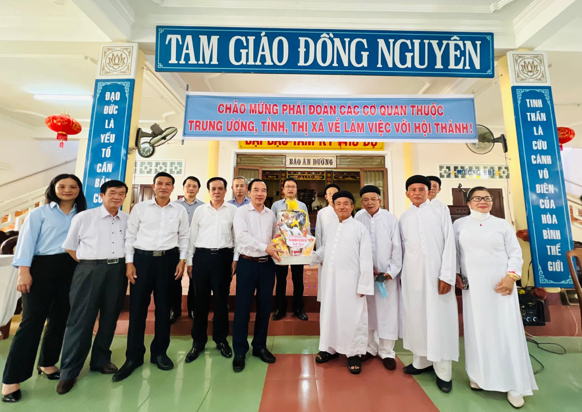 Phó Chủ tịch Ngô Sách Thực tặng quà Hội thánh.
