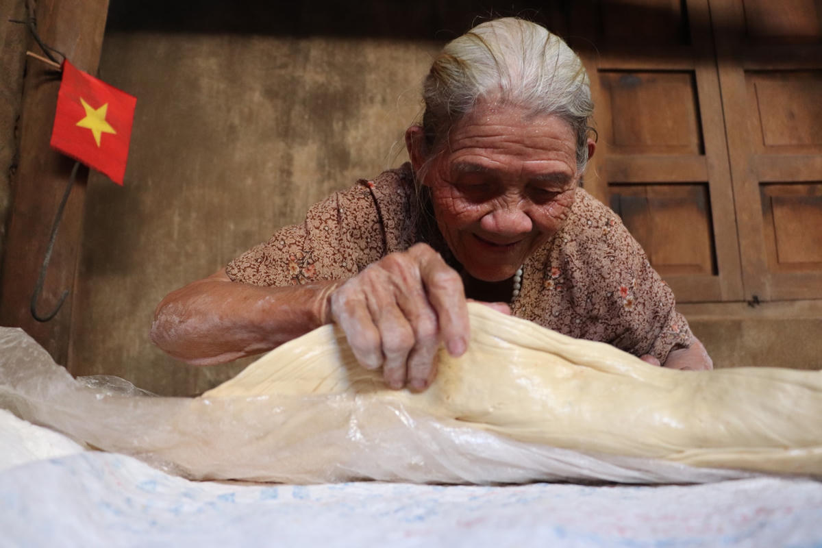 Cái nghề làm kẹo kéo cụ Năm đã gắn bó hàng chục năm qua.