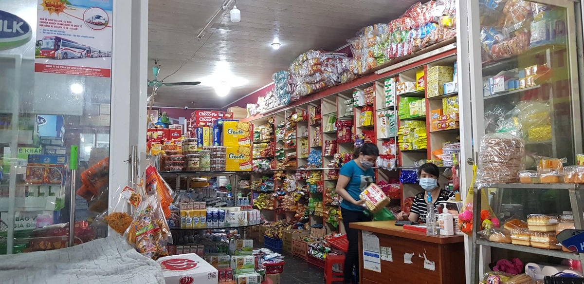 Cửa hàng đồ khô tại thị trấn Đông Anh vắng vẻ khách mua hàng.