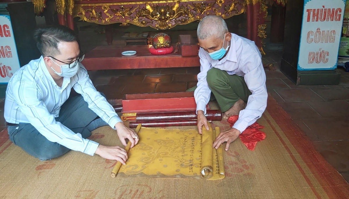 Trong đó, sắc phong của vua Lê Hiến Tông, niên hiệu Cảnh Hưng năm thứ 44 (tức là năm 1784 dương lịch) đang lưu giữ tại đây thể hiện đền làng Hiếu đã có cách đây hơn 350 năm tức vào giữa thể kỷ thứ 17. (Ảnh: Điền Bắc).