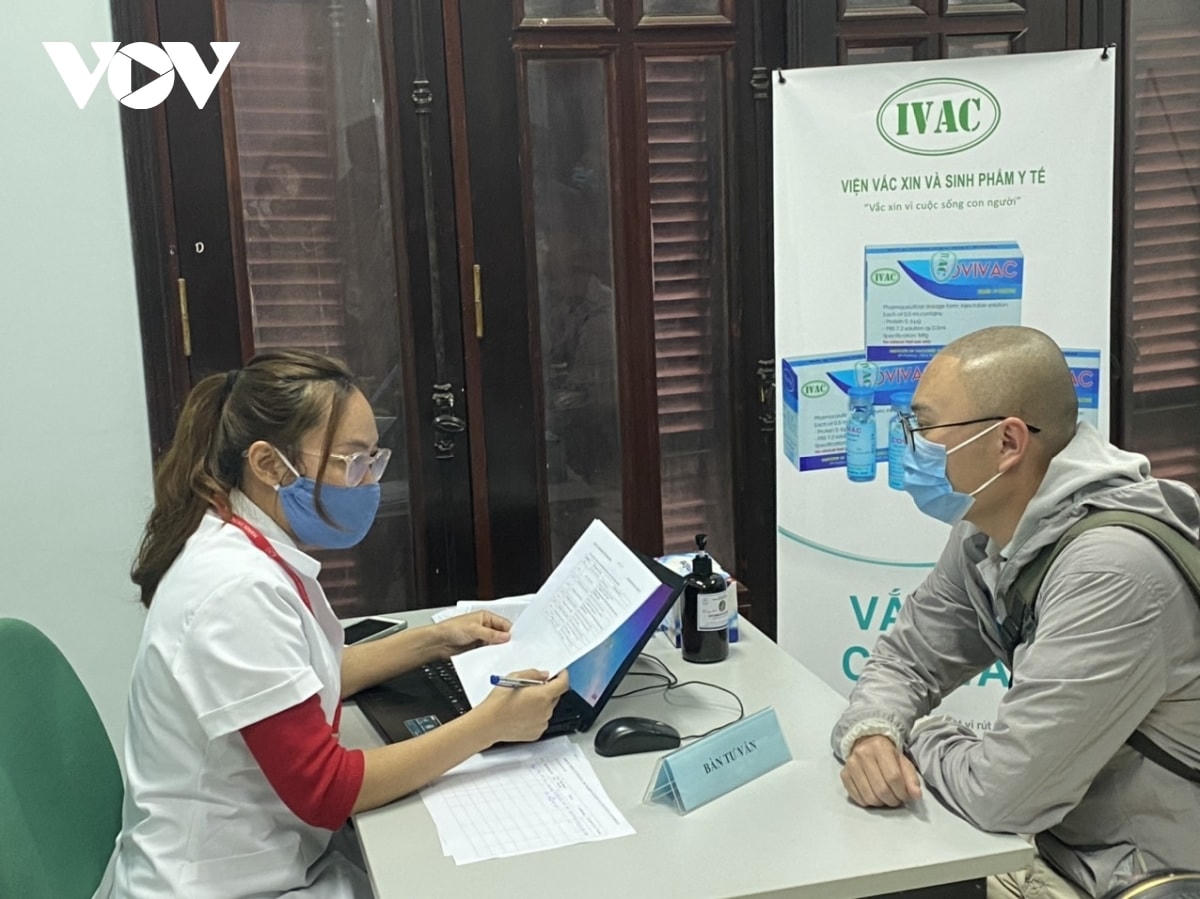 Tư vấn cho các tình nguyện viên tham gia đăng ký thử nghiệm tiêm vaccine COVIVAC tại Trường Đại học Y Hà Nội.