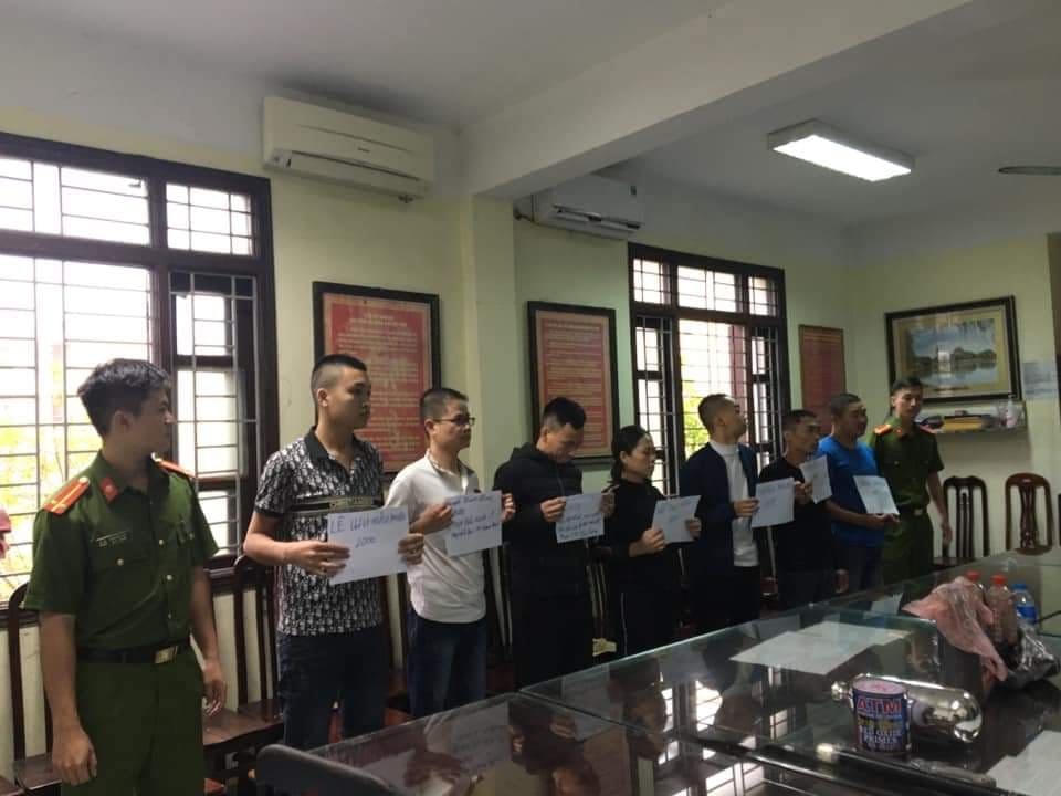 Tâm (đứng giữa) và nhóm người được Tâm thuê đòi nợ bằng hành vi uy hiếp, hắt chất bẩn con nợ vừa bị bắt giữ. 