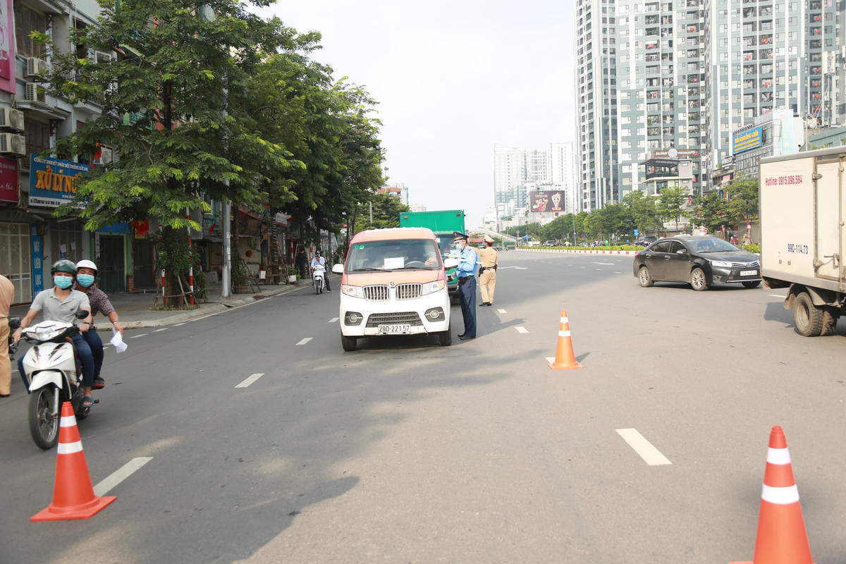 Hà Nội ngày đầu hoạt động 21 chốt kiểm soát Covid-19 tại 'vùng đỏ' 