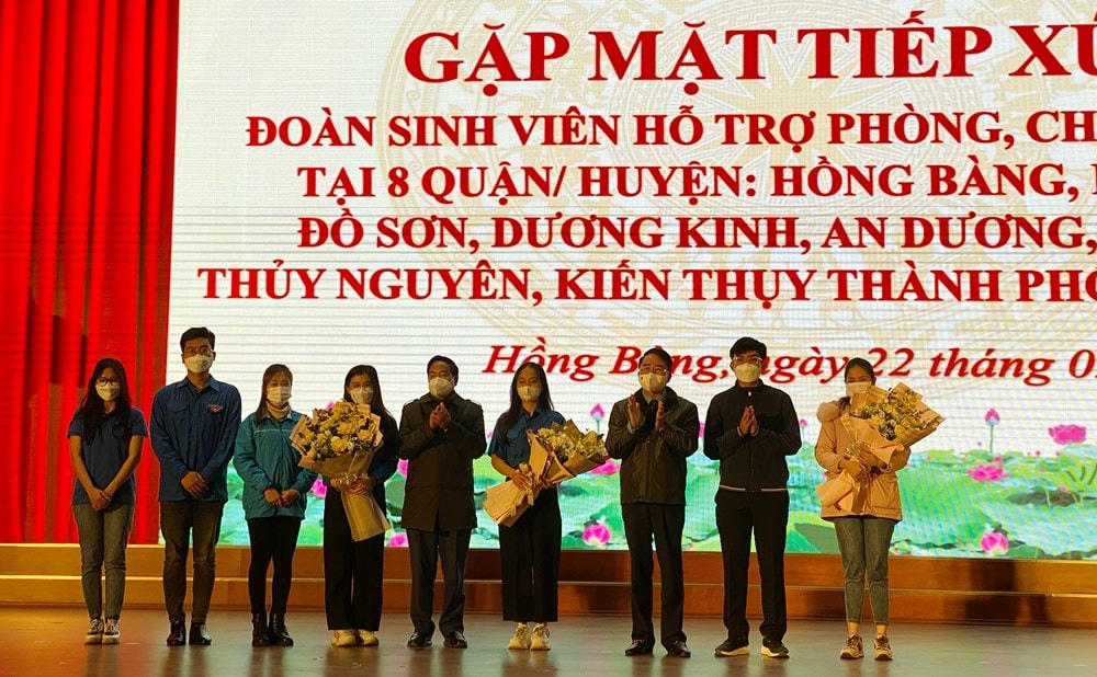 Lãnh đạo TP Hải Phòng tặng hoa, động viên sinh viên tình nguyện tham gia phòng, chống dịch Covid-19.