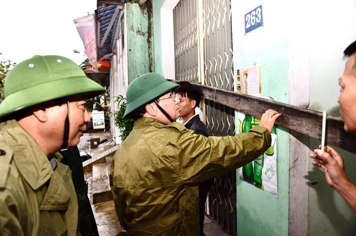 Phó Thủ tướng Trịnh Đình Dũng kiểm tra giằng néo nhà cửa chống bão.