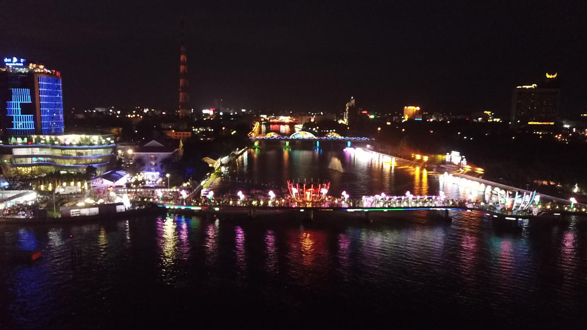 Khung cảnh đêm hội nhìn từ trên cao.