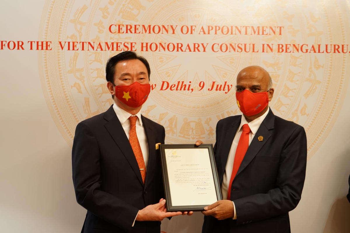 Ông Srinivasa Murthy nhận quyết định bổ nhiệm làm Lãnh sự Danh dự Việt Nam tại Bangalore, Ấn Độ. Ảnh: Phan Thanh Tùng.