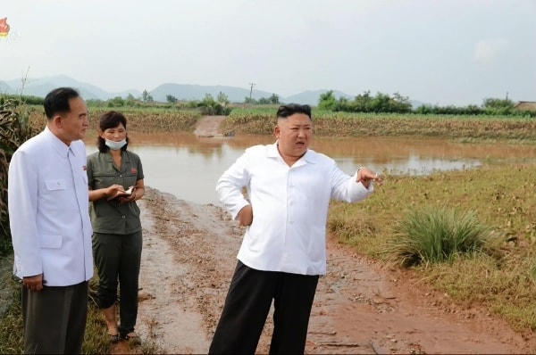 Ông Kim Jong-un thăm khu vực bị ảnh hưởng sau lũ lụt ở phía Đông Bắc triều Tiên hồi cuối tháng 8/2020. Ảnh: Reuters.