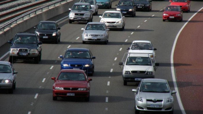 Giữ khoảng cách xa hơn bình thường để kịp thời phản xạ những tình huống bất ngờ xảy ra trên đường.