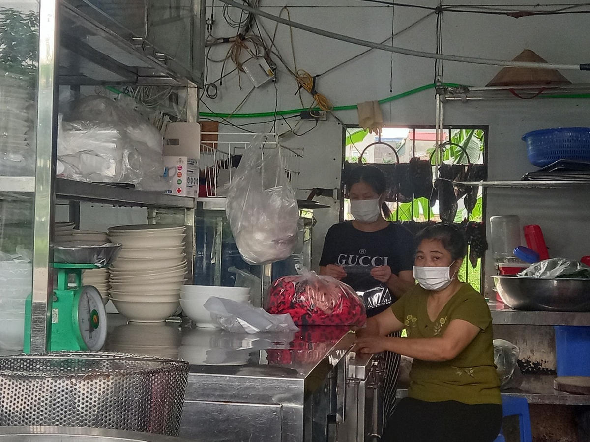Chuẩn bị mở lại cửa hàng tại đường Lạc Long Quân, quận Tây Hồ, sáng 16/9. Ảnh: P.Sỹ.