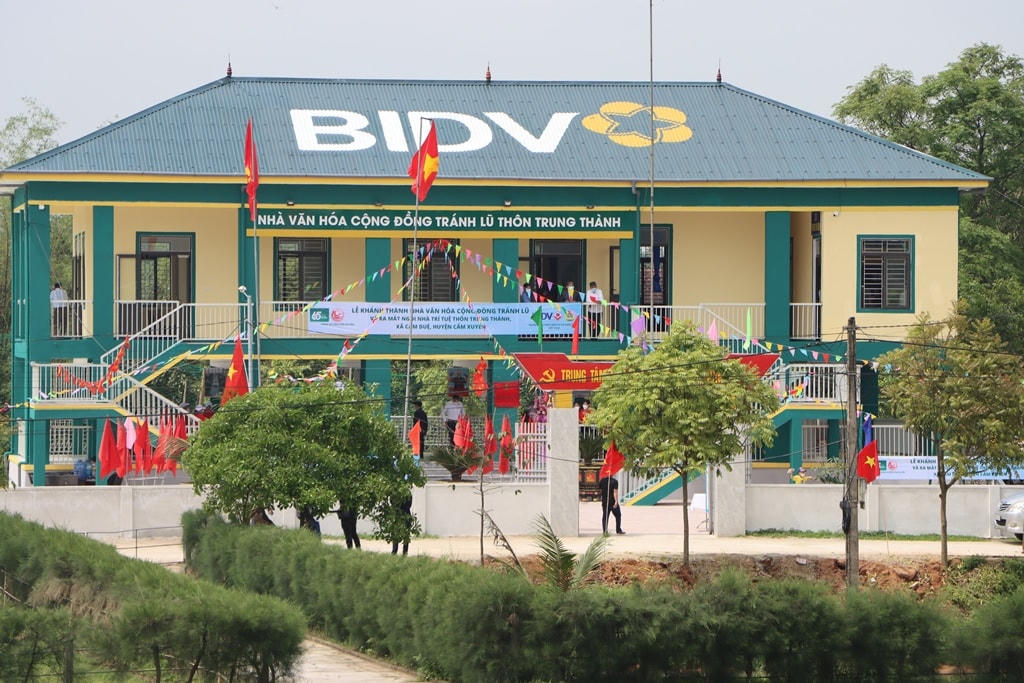 BIDV tài trợ toàn bộ kinh phí xây dựng Nhà văn hóa cộng đồng tránh lũ thôn Trung Thành, xã Cẩm Duệ, Cẩm Xuyên, Hà Tĩnh.