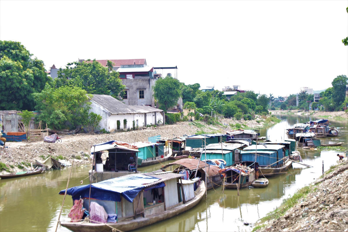 Xóm chài Thành Công nằm dưới chân cầu Sâng đang có gần 30 hộ dân sinh sốn