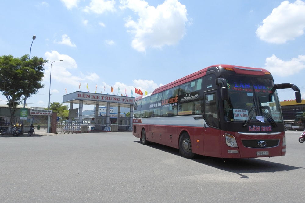 Phương tiện vận tải khách khởi hành từ Đà Nẵng, bỏ giãn cách giữa các hành khách kể từ 14h ngày 13/9. Ảnh Bình Nguyên.