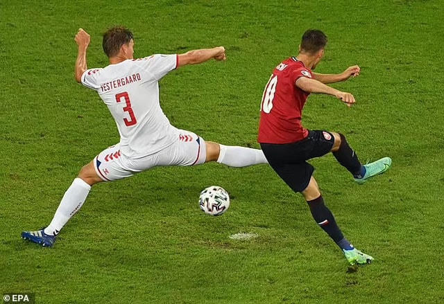 Schick vươn lên dẫn đầu danh sách ghi bàn cùng Ronaldo