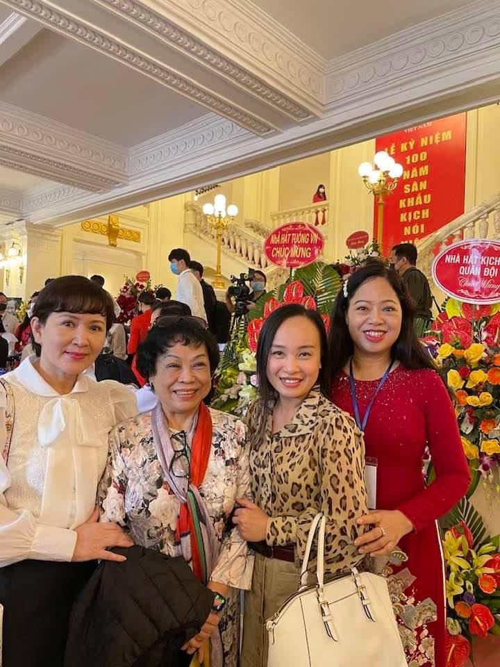 PGS.TS Nguyễn Thị Minh Thái với các diễn viên kịch tại Lễ kỷ niệm 100 năm Sân khấu Kịch nói Việt Nam.  