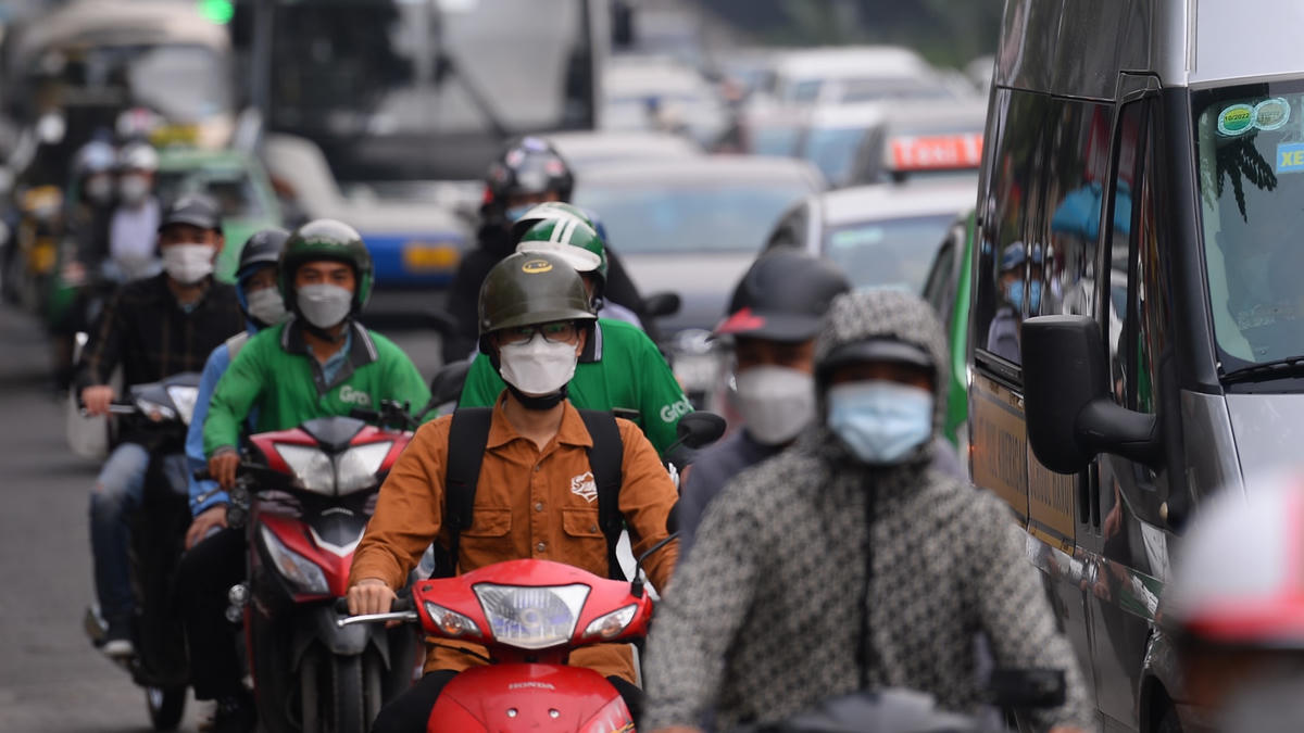 Các phương tiện lưu thông ùn ứ.