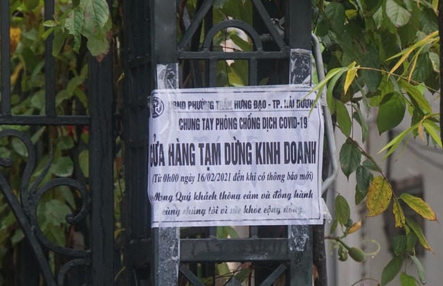 Một nhà hàng kinh doanh cá nổi tiếng ở phố Trần Hưng Đạo dán biển tạm đóng cửa.  