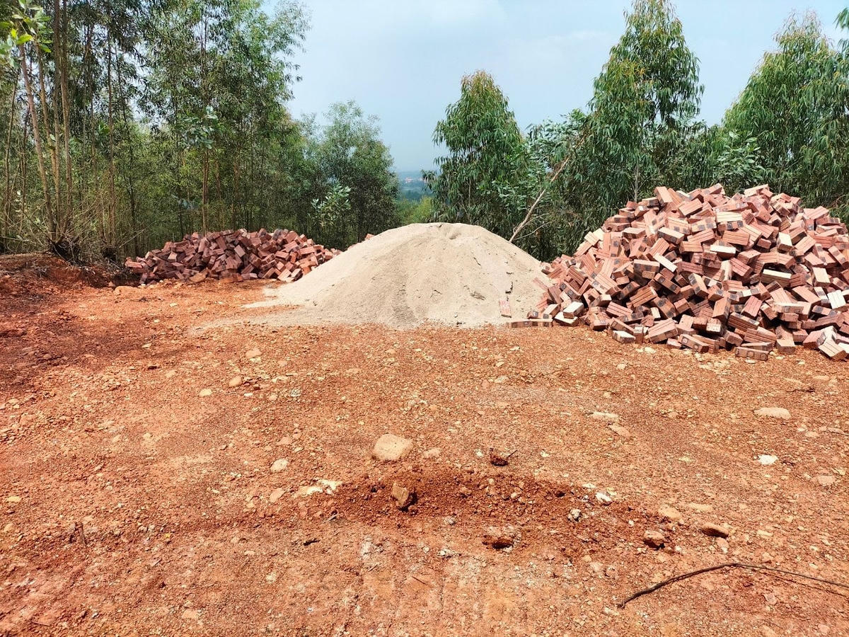 Nhiều vật liệu được các đối tượng tập kết trái phép, chuẩn bị xây dựng các hạng mục tại khu vực núi Thằn Lằn.