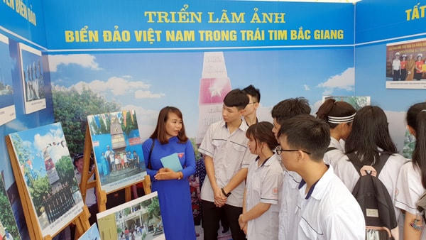 Tham gia buổi triển lãm, thế hệ trẻ sẽ ý thức rõ hơn về trách nhiệm trong việc bảo vệ chủ quyền biển đảo.