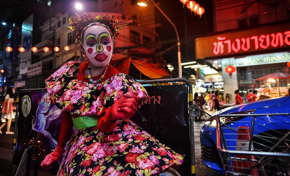 Một vũ công biểu diễn tại Khu Phố Tàu ở Bangkok.